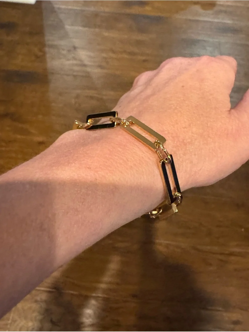 Women’s gold ( not 14 k) with links and claw clasp.